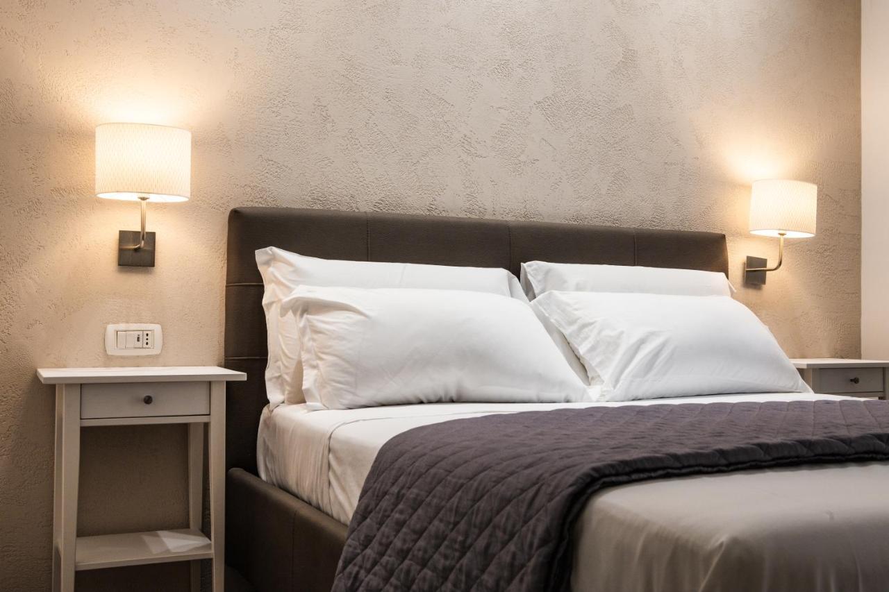 Prestige Rooms Chiaia Napoli Esterno foto