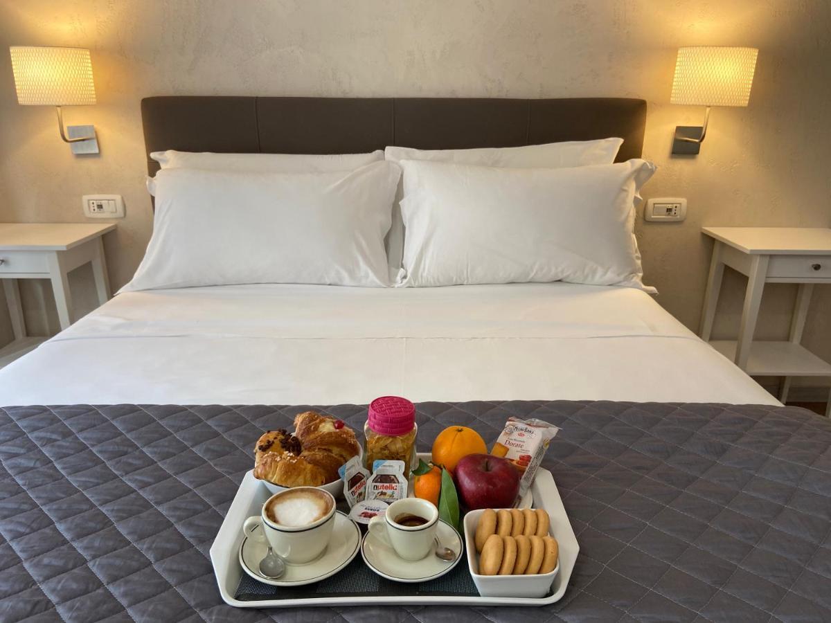 Prestige Rooms Chiaia Napoli Esterno foto
